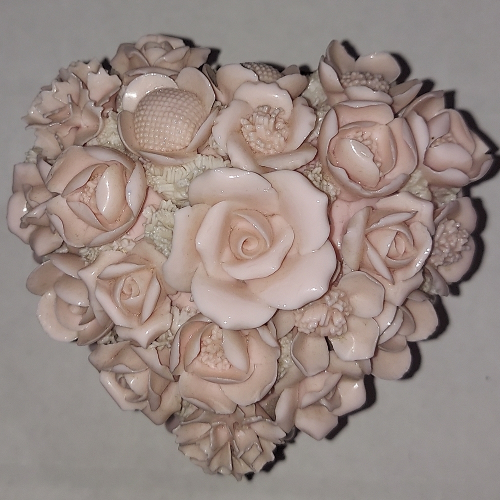 Vintage floral heart shaped porcelain trinket box - Picture 6 of 16